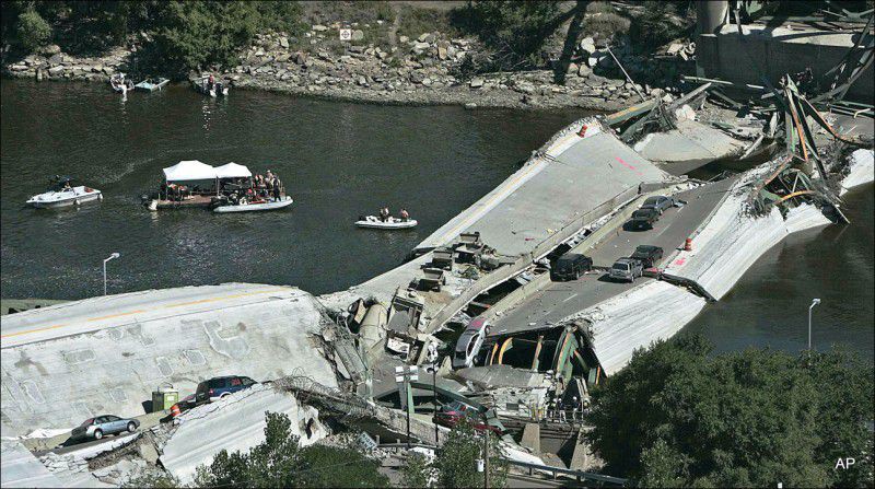 (ภาพ) นักดำน้ำค้นหาในแม่น้ำมิสซิสซิปปี เมื่อ 3 สิงหาคม 2007 ระหว่างพยายามที่จะฟื้นฟูหลังจากสะพานข้ามรัฐหมายเลข 35W พังถล่มในมินนีแอโพลิส 