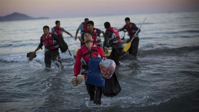 (ภาพ) ผู้ลี้ภัยขึ้นฝั่งที่เมืองคอส ประเทศกรีซ หลังจากสิ้นสุดการเดินทางในเรือบดขนาดเล็กข้ามระยะทางสามไมล์ของทะเลอีเจียนมาจากตุรกี เมื่อ 31 สิงหาคม 2015