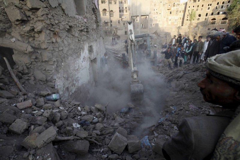 (ภาพ) ประชาชนค้นหาผู้รอดชีวิตใต้เศษอิฐของบ้านหลังหนึ่งที่ถูกทำลายด้วยการโจมตีทางอากาศที่ย่านเก่าแก่หนึ่งในซานาอฺ เมืองหลวงของเยเมน © Mohamed al-Sayaghi / Reuters