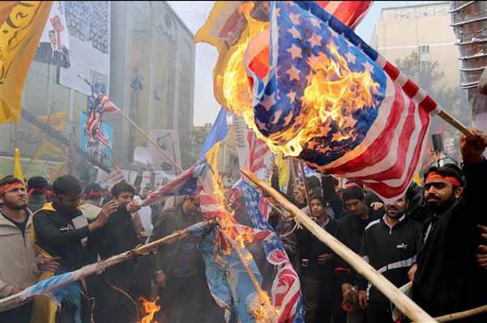 (ภาพ) ผู้ประท้วงชาวอิหร่านเผาธง สหรัฐฯ ระหว่างการชุมนุมปี 2013 ในวาระครบรอบปีของการยึดสถานทูตสหรัฐฯ ในเตหะราน ABEDIN TAHRKENAREH / EPA file