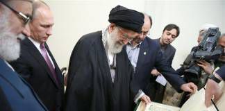 ปูตินมอบ “อัลกุรอาน” ฉบับเก่าแก่เขียนด้วยลายมือ เป็นของขวัญชิ้นพิเศษให้ผู้นำสูงสุดอิหร่าน