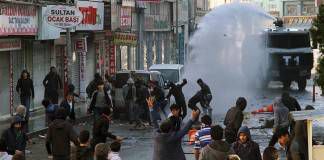 กองกำลังความมั่นคงตุรกีปะทะกับนักศึกษาชาวเคิร์ดในอันตัลยา