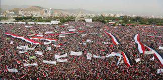 เครื่องบินรบซาอุฯ ถล่มเมืองหลวงเยเมน ขณะผู้ชุมนุมนับแสนออกมาสนับสนุนฝ่ายฮูซี