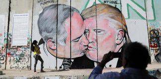 ศิลปินออสเตรเลียวาดกราฟิตี้ เย้ย ‘ทรัมป์จูบเนทันยาฮู’ บนผนังกั้นเขตเวสต์แบงก์!