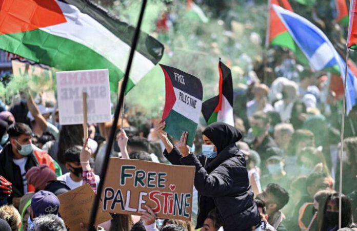 Protestors in Glasgow show their support for Palestine CREDIT: Jeff J Mitchell/Getty Images