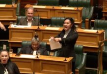 ไวรัลฮากากลางสภา: เสียงแห่งการต่อสู้ของชาวเมารีต่อสนธิสัญญาไวตังกิ